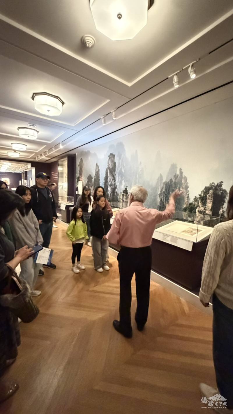 具有華裔背景的導覽員 Frank Chen 負責亞洲藝廊的解說