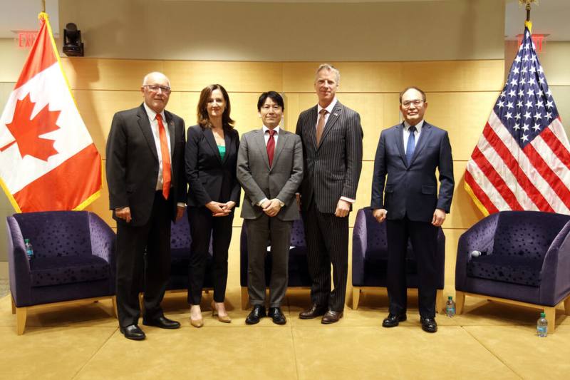 GCTF正式夥伴5國駐加代表合影：駐加代表曾厚仁（右1）、美國駐加大使胡克斯特拉（左1）、澳洲駐加高專羅根（左2）、日本駐加公使石井秀明（中）、英國駐加副高專普羅傑爾（右2）。