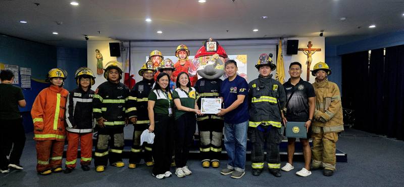 馬尼拉天主教崇德學校頒贈感謝狀予菲華文經總會消防研習營同學會，並由蔡志堯代表接受