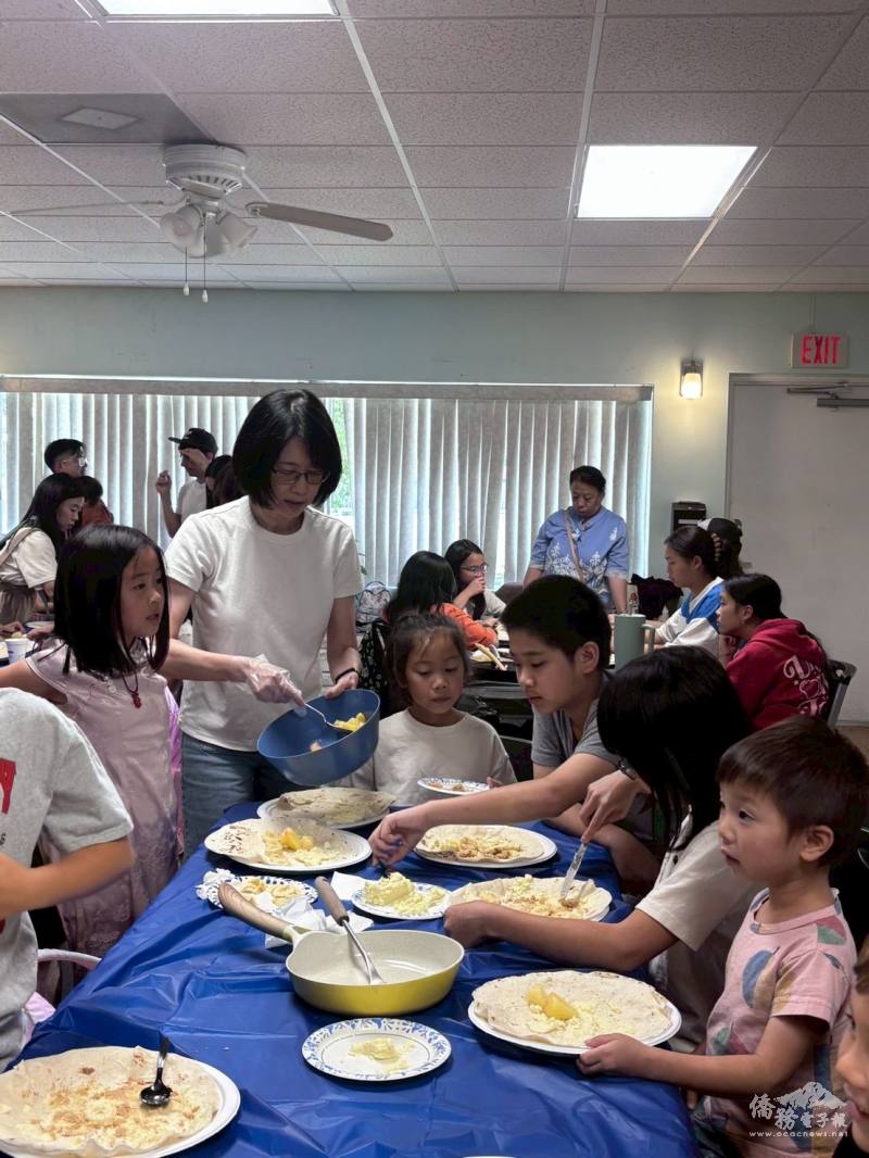 學員們興致勃勃以潤餅皮捲起自己喜歡的食材