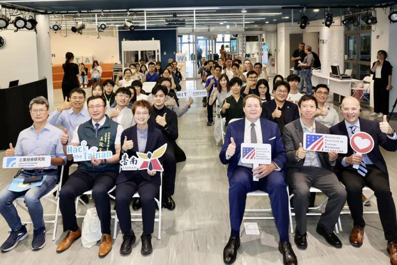 台南市政府15日舉辦「Hack The Tainan紅藍軍攻防資安競賽」記者會，副市長趙卿惠（前左3）與美國在台協會（AIT）高雄分處處長張子霖（前右3）等人出席，宣布將於6月舉辦資安防護競賽，即日起開放報名。