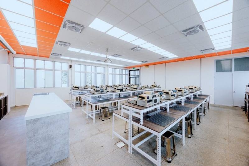 新北市瑞芳高工結合代表學校的橘黃色系，改造實習工場空間，反轉工廠陰暗沉鬱的刻板印象，轉化為積極活潑的創意工作場域。