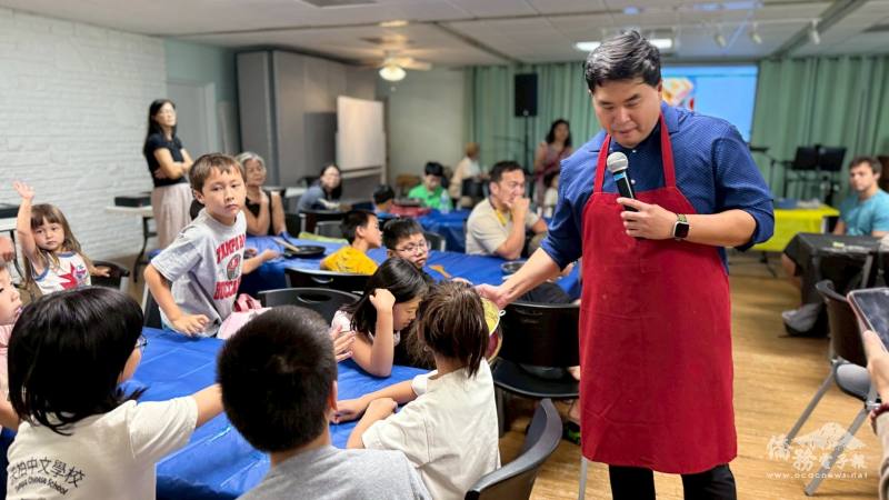 牧師趙耀中以投影片介紹清明節與潤餅製做方式