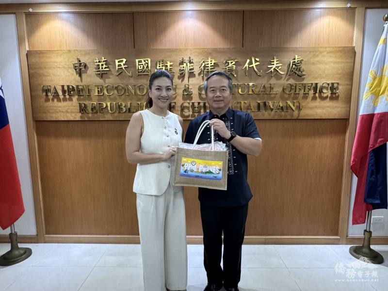 菲律賓臺商總會總會長謝佳蓁（左）致贈紀念品予駐菲代表處大使周民淦（右）