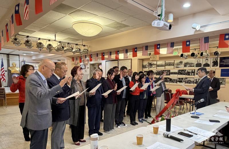 處長伍志翔(右2)為第十四屆董事會成員就職主持監誓