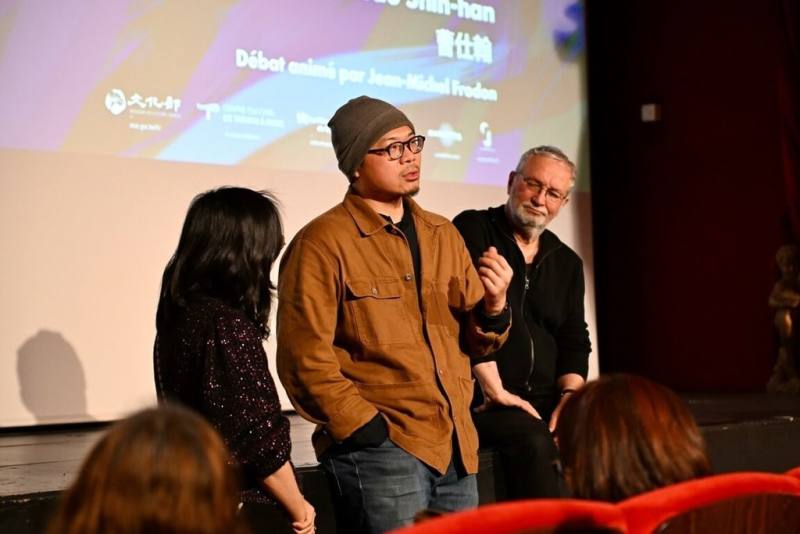 台灣導演曹仕翰（中）首部劇情長片「南方時光」在巴黎放映，獲得觀眾和媒體好評。（巴文中心提供）