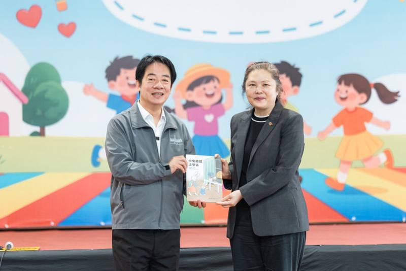 總統致贈勞動部編製的勞動教育繪本予長庚醫院幼兒園代表