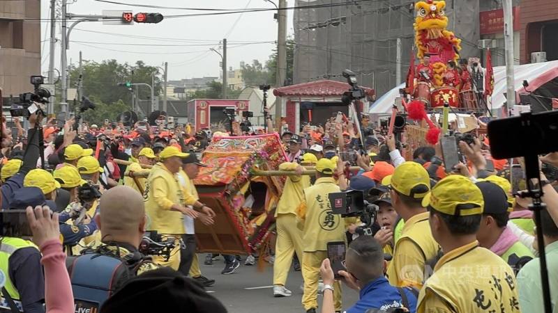 苗栗通霄白沙屯拱天宮媽祖徒步進香，16日上午抵達雲林縣北港鎮，在數十萬信眾簇擁之下入廟，預計17日凌晨0時許起駕回鑾。