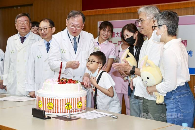 Hsu (front third right) blows out a candle on his cake with surgeons at National Taiwan University Hospital in Taipei on Wednesday. CNA photo April 15, 2026