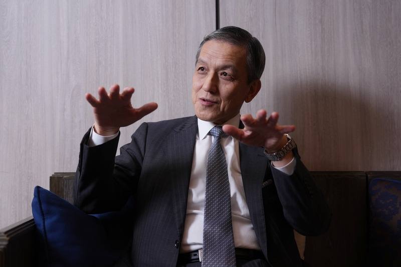 前日本海上自衛隊幕僚長武居智久（右）、前日本陸上自衛隊幕僚長岩田清文（左）近期接受中央社專訪。