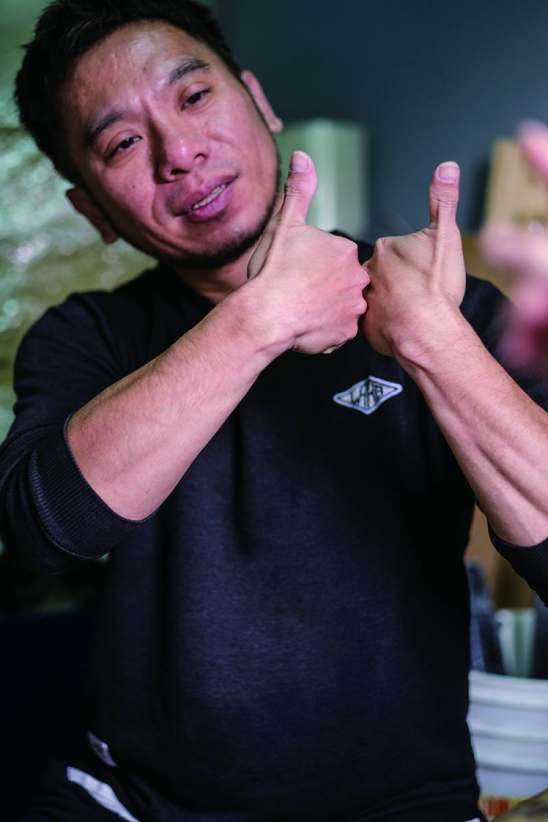 阿鴻入行超過30年，長時間握著圓鍬、鏝刀做工，縱使指關節早已變形，他也從不喊苦。Ah Hong has been wielding his trowel as a cement mason for over 30 years. Though his finger joints have long since become misshapen, he has no complaints.​​