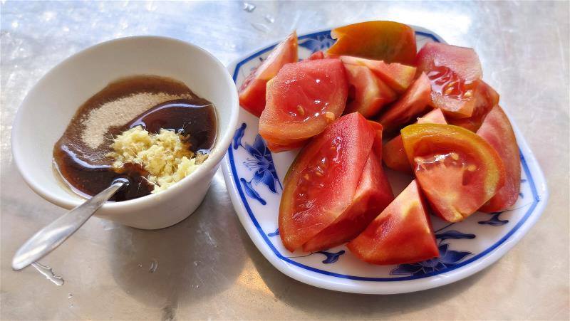 台南、高雄各地民眾吃番茄會蘸紅糖薑汁、醬油、梅粉，是特有的台灣滋味。People in Tainan and Kaohsiung eat tomatoes dipped in soy sauce, dried plum powder, or brown sugar and ginger sauce, offering distinctive Taiwanese flavors.​​