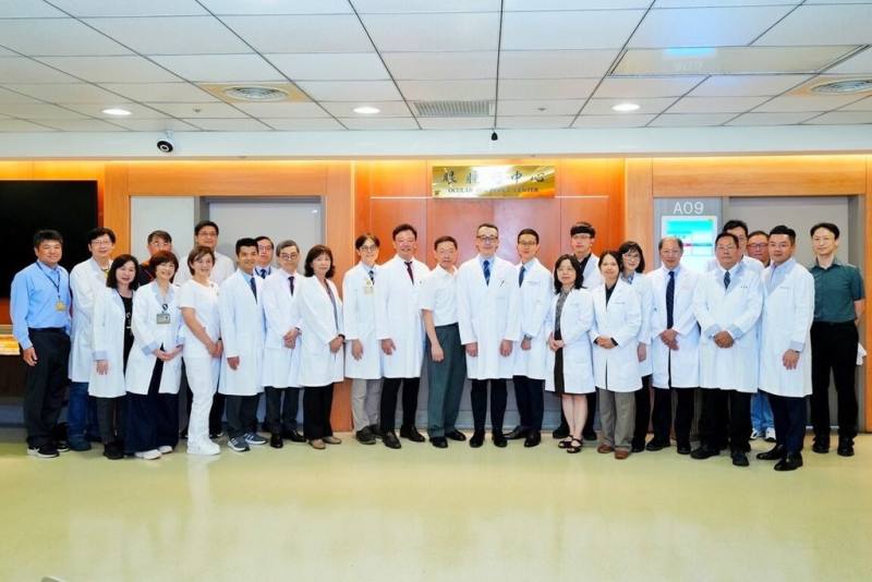 長庚眼腫瘤中心15日在桃園長庚醫院舉行揭牌儀式，除跨科別資源整合，更與國外眼腫瘤中心保持即時會診合作，提供一站式診療服務，盼提升患者生活品質。（桃園長庚紀念醫院提供）