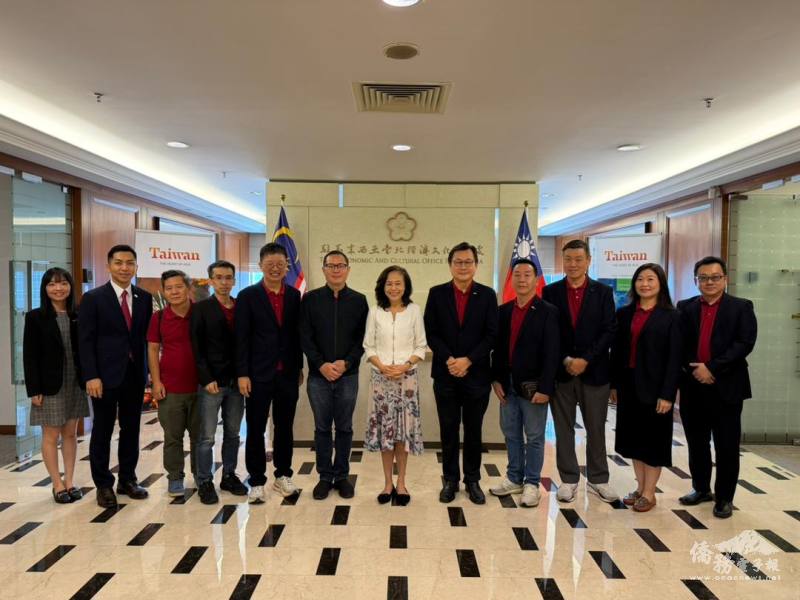 大使連玉蘋與臺大校友會會長趙健強及幹部理事們合影