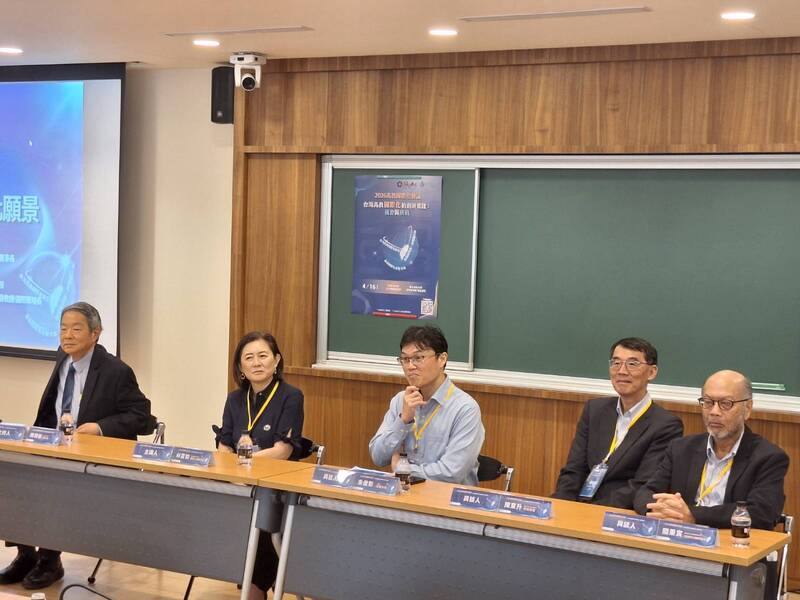 政治大學創新國際學院舉行「台灣高教國際化的創新實踐：機會與挑戰」論壇，教育部次長朱俊彰（中）、亞太堅韌研究基金會董事長林夏如（左2）等人出席。