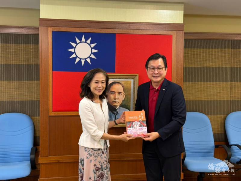 趙健強贈送連玉蘋臺大校友會50週年會刊