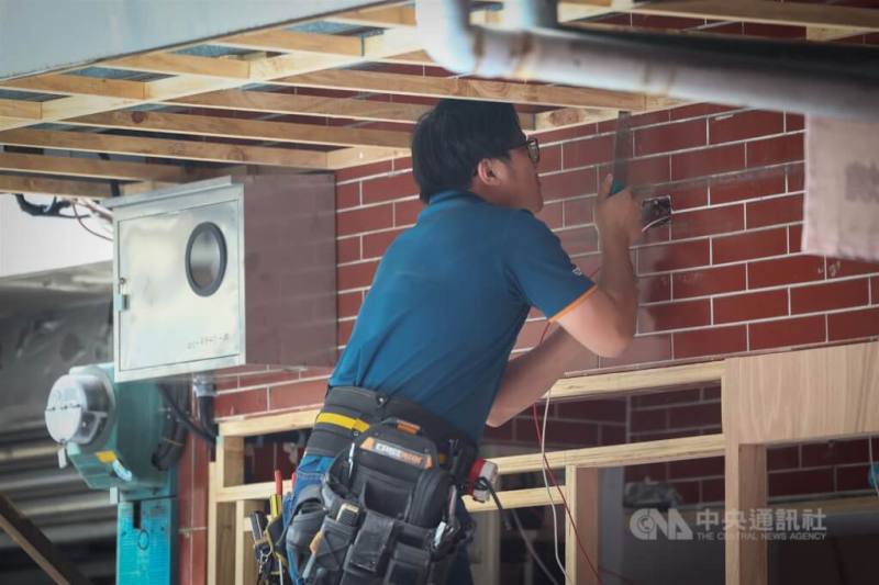 圖為台北市中山區裝潢業者工作情形。