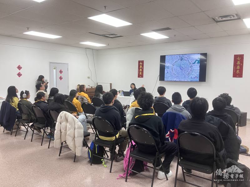 FASCA多倫多分會學員專心聆聽律師Jessica分享都巿道路施工期間結合排水涵管等設施，建立動物通道，讓野生動物能更安全地移動