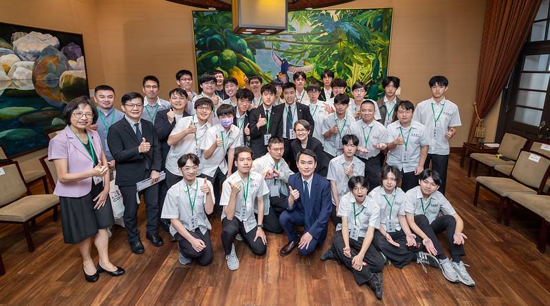 副總統與「臺北市立成功高中學生一行」合影