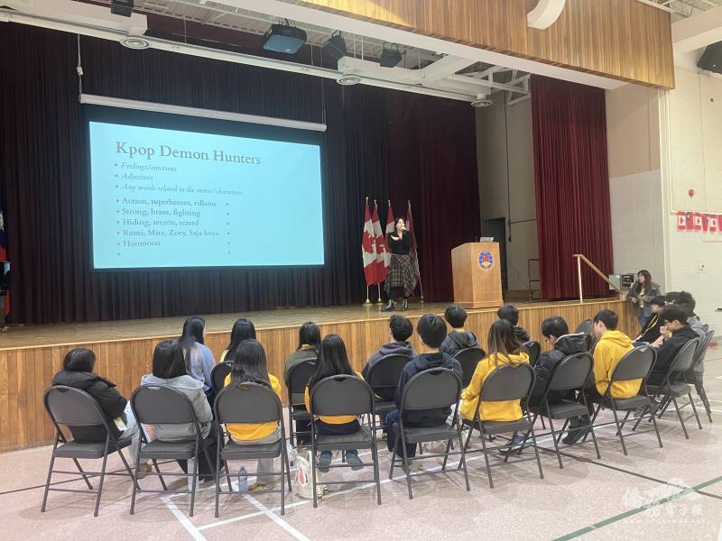 FASCA多倫多分會對於音樂家Vicki Lovelee分享其自身創作歷程相當感興趣