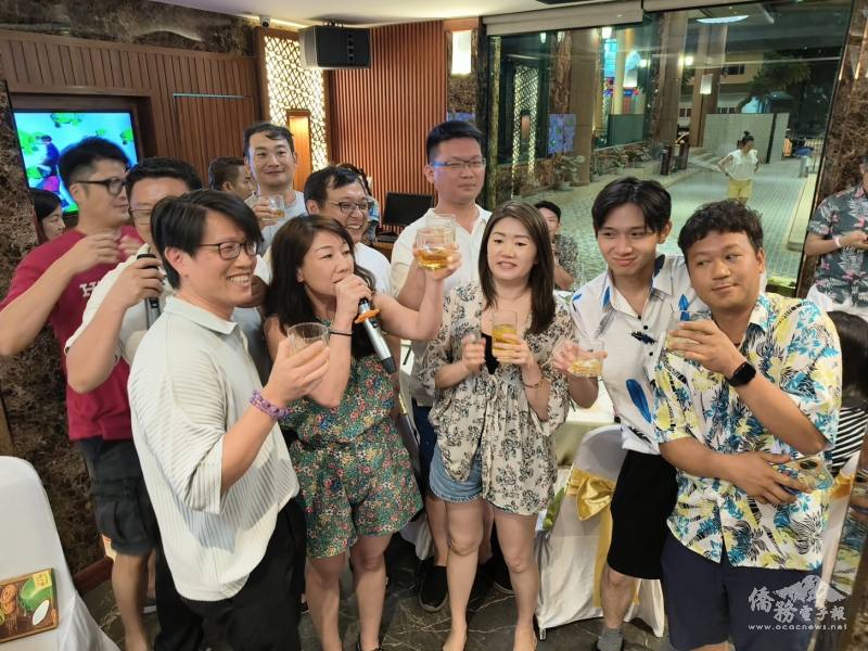 駐泰代表處公使董思齊(前左一)、青商會名譽會長林宇馨(前左二)參與活動給予支持與肯定