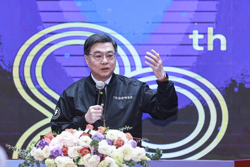 行政院長卓榮泰（圖）15日出席台灣電力工會115年五一勞動節模範勞工表揚大會時表示，過去台灣天災之際，台電員工在第一線搶修、都是國家的英雄，要向所有在前線努力恢復供電的人員致謝。