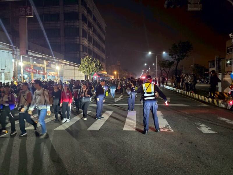 台中大甲鎮瀾宮媽祖17日晚間起駕，警方規劃交通管制，視人車狀況進行調撥車道，並加強違規取締。圖為去年遶境人潮狀況。