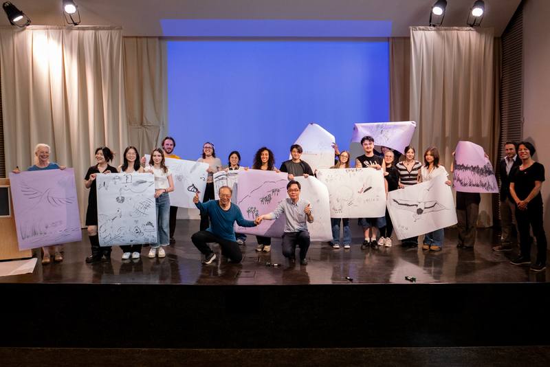 巴黎學生版的「台灣史補課」從藝術與生態角度，呈現台灣人如何在感性與理性之間，在世界探索並貢獻自我。系列活動於4月9日、15日在巴黎舉行，由法國國立東方語言與文化學院（INALCO，簡稱東語）與台師大國際台灣學研究中心合辦。圖為參與師生合影。