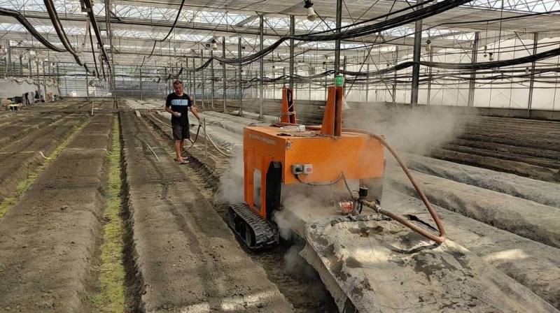 農業部台南區農業改良場新成功研發「自走式土壤蒸汽消毒機」，針對溫室、網式等人工設施栽培的作物，有效提升土壤管理，促進作物生長。