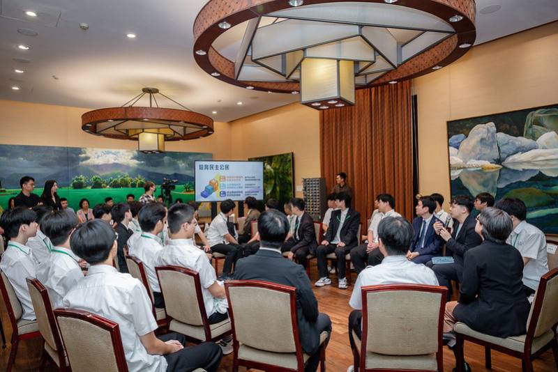 副總統聽取成功高中公民與社會科陳光耀老師簡報「民主政治與公民參與」，並與同學們進行座談交流