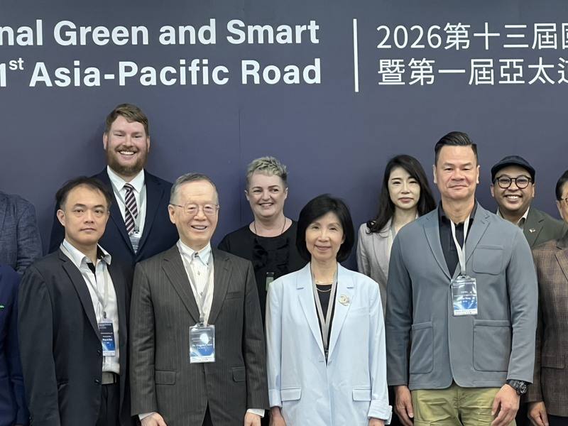 台灣永續能源研究基金會董事長簡又新（前排左2）16日出席第13屆國際綠色智慧交通論壇暨第1屆亞太道路收費國際高峰論壇，共同探討未來交通治理的新方向。