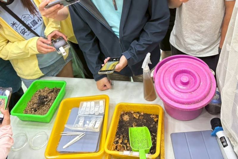 台南市教育局積極引導各級學校進行午餐廚餘減量，除持續推動惜食教育與精準供餐外，也鼓勵各校導入黑水虻處理或生廚餘堆肥等多元方式，使廚餘轉化為可再利用資源。（台南市政府提供）