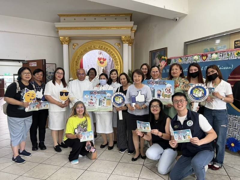 移民署15日表示，北區事務大隊台北市服務站近日特別至聖多福天主堂進行反詐騙宣導，提醒移工保護自身權益，避免落入詐騙陷阱。（移民署提供）