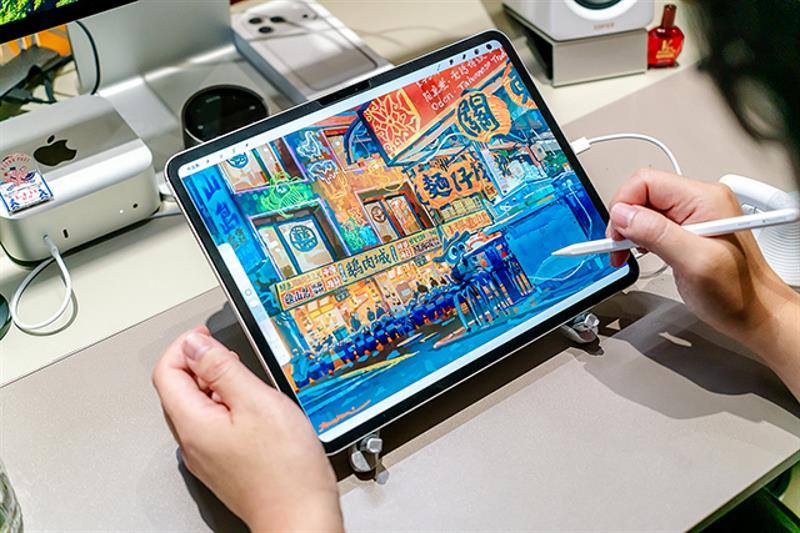 擅長畫建築、街景的諾米，往往將台灣常見的風景，詮釋得格外魔幻。（林旻萱攝）Adept at depicting architecture and streetscapes, Nuomi breathes magic into ordinary scenes in Taiwan. (photo by Lin Min-hsuan)​​