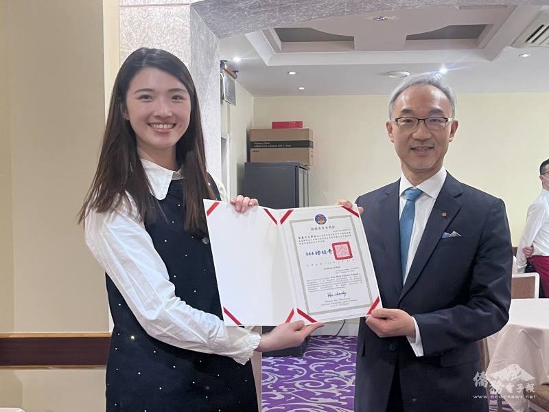 臺灣華語文學習中心—華夏中文學校獲頒僑務委員會臺灣華語文學習中心績效評鑑「優良」獎狀，展現深耕華語教育的成果。