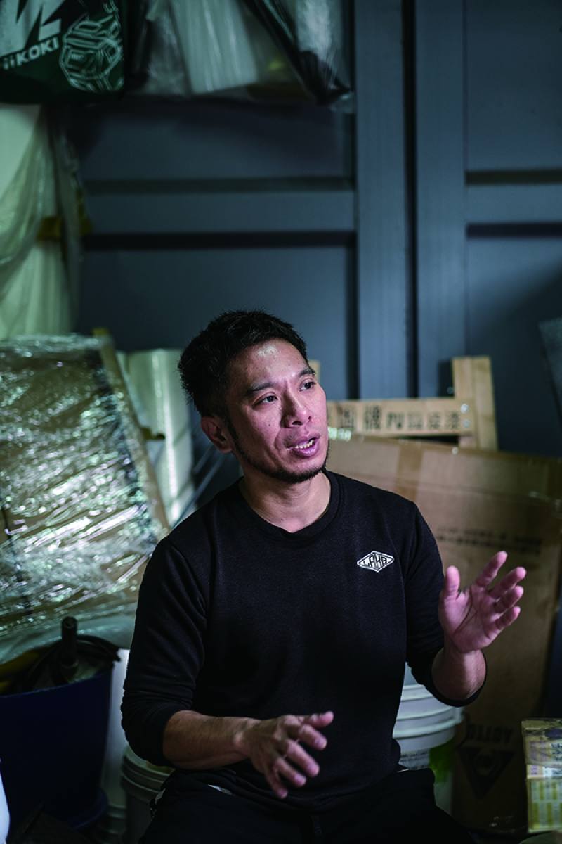 阿鴻剛接案時，為了給人穩重感覺而留鬍子，留著留著反倒成了形象標誌。Ah Hong initially grew a beard to appear more reliable, but it eventually became his trademark. ​​