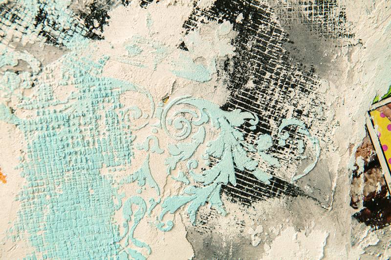 原本灰白的水泥，加入顏料，搭配染板、印刷品的運用，抹成一幅繽紛的畫作。Ah Hong was able to make this colorful painting by adding pigments to white cement and accompanying it with stencil impressions and printed materials.​​