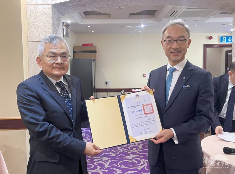 姚金祥頒發僑務促進委員聘書予臺灣佛教慈濟基金會英國聯絡處朱建隆，肯定其對僑社發展與交流推動之貢獻。