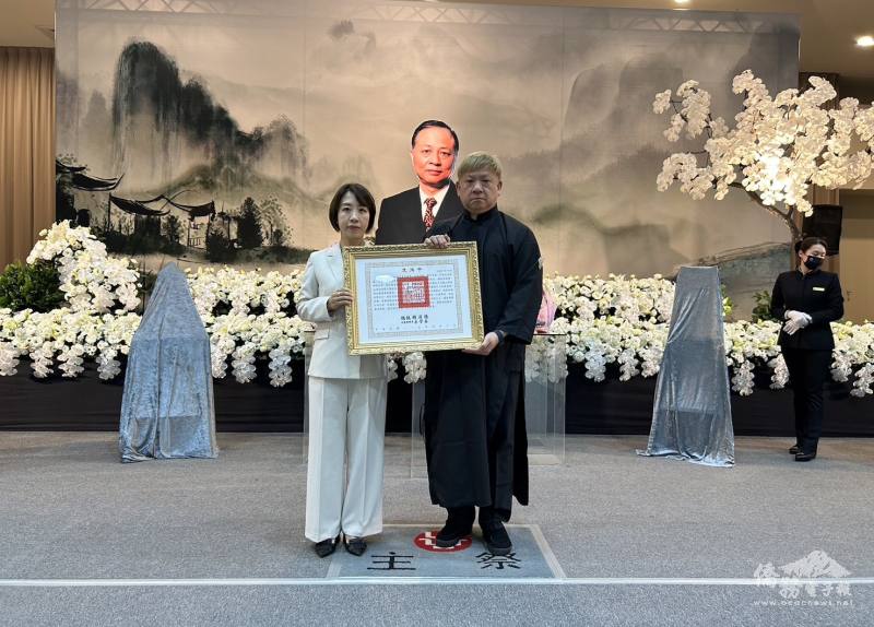 李姸慧代表總統頒贈褒揚令，由王哲男先生長子王世博代表接受