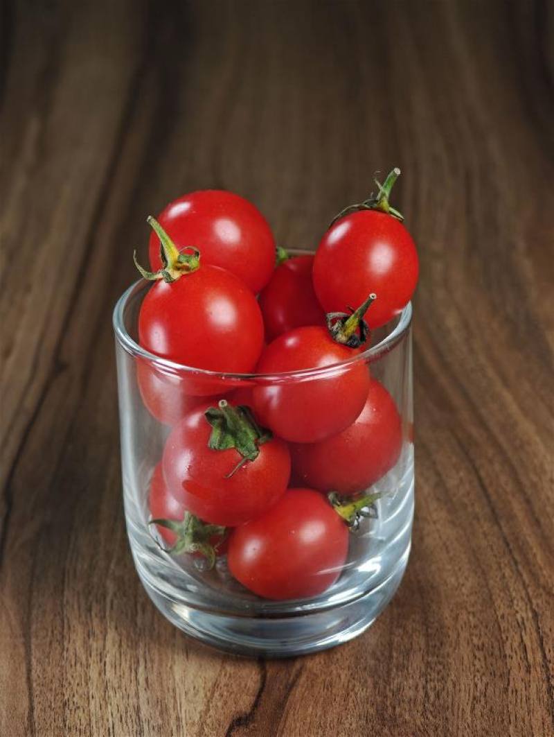 聖女小番茄大多為長圓形的外觀，果皮較厚，味道酸中帶甜。Grape tomatoes of the Santa variety are mostly round and slightly elongated, with thicker skins and a sweet–sour taste.