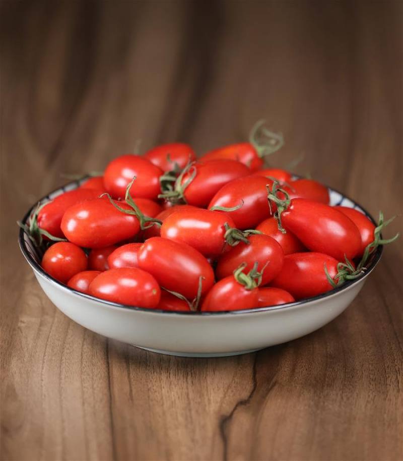 形狀為橢圓形的玉女小番茄，皮薄多汁，糖度可達10度。
Oval Rosada grape tomatoes have thin skins and are very juicy, with sweetness levels of up to 10° Brix.