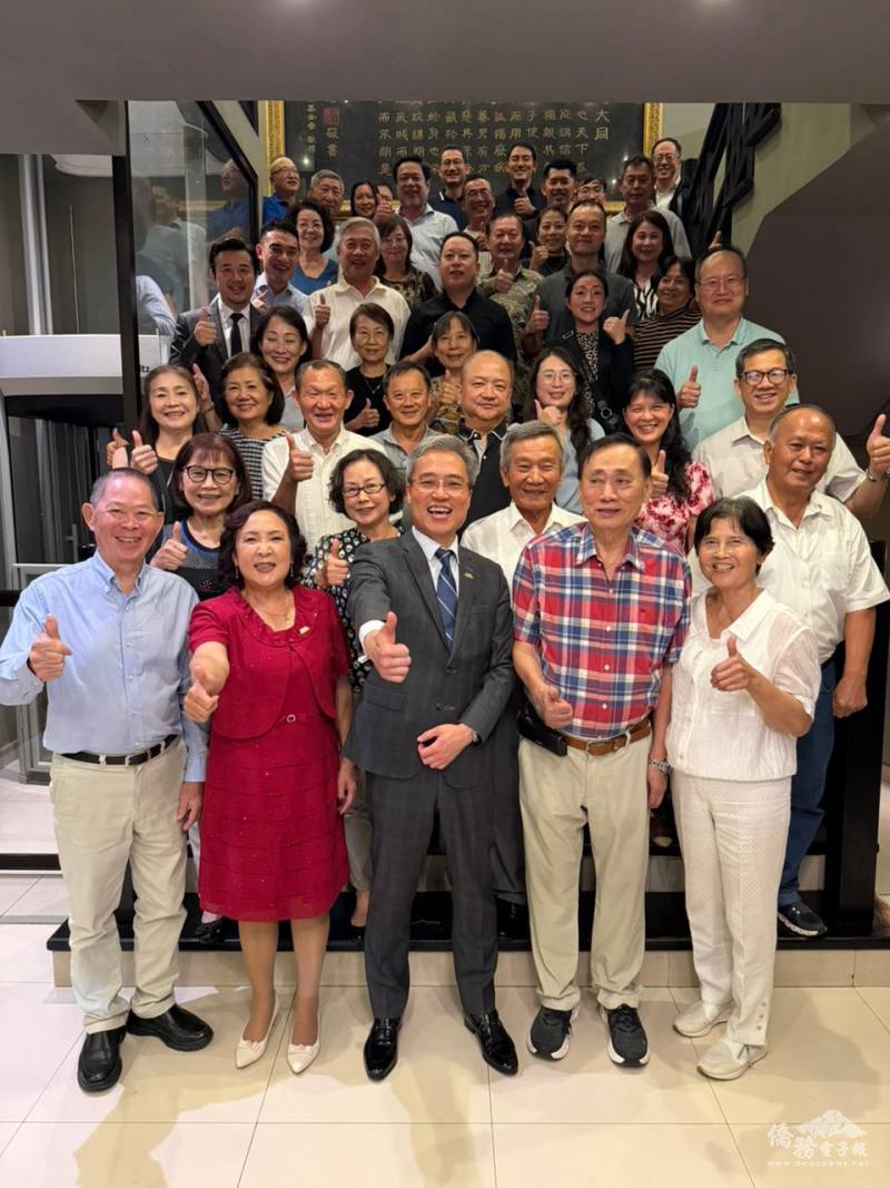 晚宴貴賓與大使李岳融合影