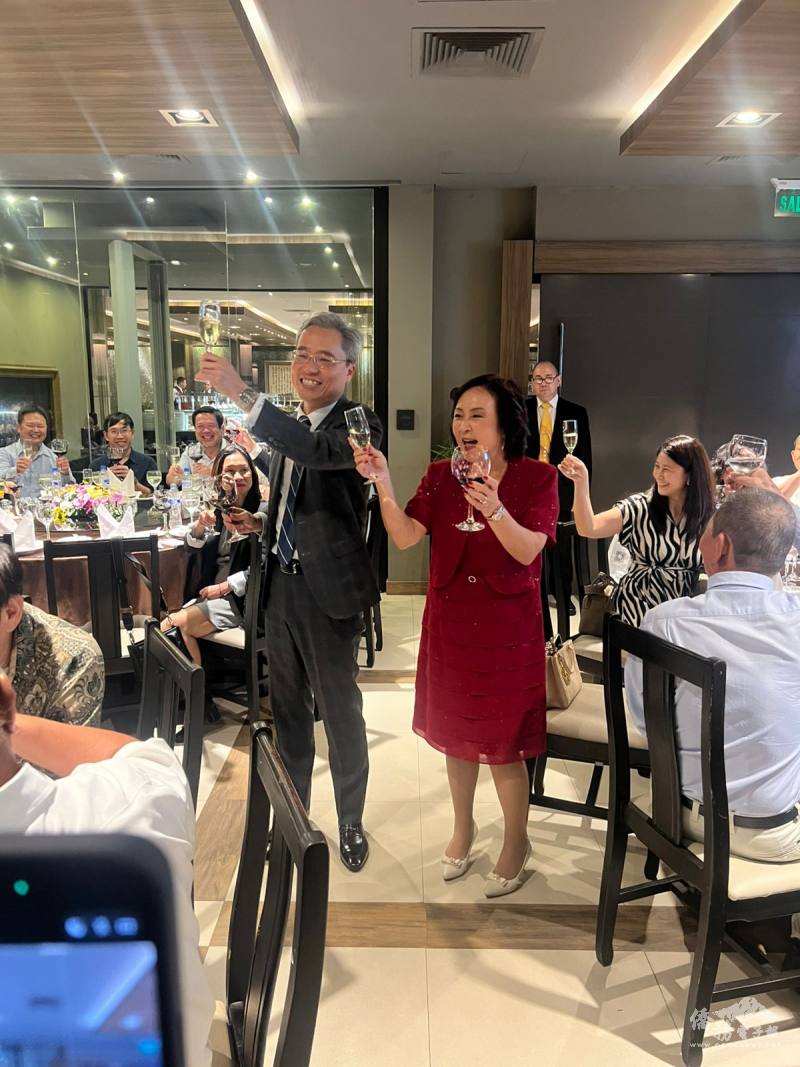 亞松森中華會館理事長暨僑務委員古美桂偕大使李岳融向出席晚宴貴賓敬酒歡迎