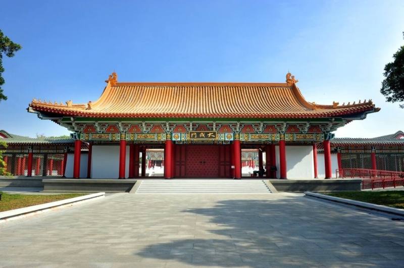 高雄左營孔子廟東廡整飾完成已啟用，在高雄市立歷史博物館規劃下，此次不僅是設施更新，更將東廡空間調整為展覽室與多功能空間「學思講堂」，讓孔廟從文化資產，轉化為可參與的公共場域。