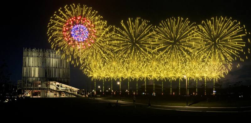 新北市美術館25日、26日將舉辦開館週年活動，煙火與無人機同步演出，煙火以五色柳、牡丹及輪菊等多樣花型交錯綻放。圖為煙火模擬圖。（新北市文化局提供）