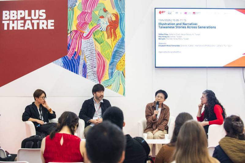 全球最大兒童內容與插畫盛會「波隆那童書展」13日到16日在義大利舉行，台灣館集結35家出版社、228本原創作品參展，書展首日包括插畫家林小杯（左起）、劉旭恭、周逸芬在大會BBPlus舞台對談。（文化內容策進院提供）