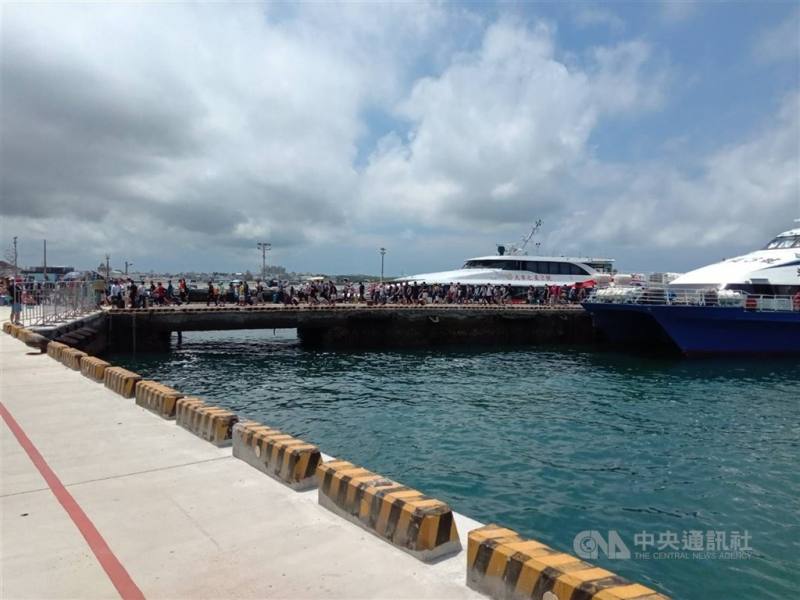 公平會委員會議決議，3家業者營運嘉義布袋至澎湖馬公航線，卻合意共同排班，已踩到聯合行為紅線，各處新台幣10萬元罰鍰。圖為澎湖馬公港。