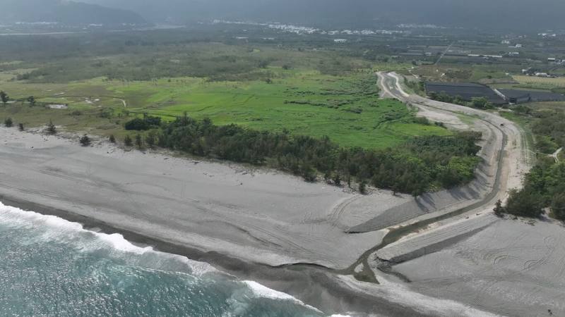 台東知本濕地主要水源射馬干大排，長年遇颱風豪雨易往農田淹水，台東縣政府完成排水改善工程，預計可有效改善約20公頃農地長期的積淹水與農損問題；此外，亦保留原有流入濕地的水路，維持生態廊道功能，兼顧野生動物棲息與通行需求。（台東縣政府提供）