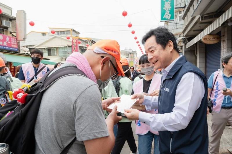苗栗通霄白沙屯拱天宮媽祖徒步進香，16日抵達雲林北港，交通部次長伍勝園（前右）特別快閃到場，發放限量台鐵燙金「勇」字紀念車票與「停讓保平安」舒緩貼布等隨緣品。