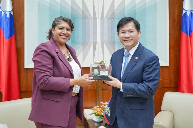 外交部長林佳龍（右）16日接見貝里斯教育部次長馬希雅（左）。